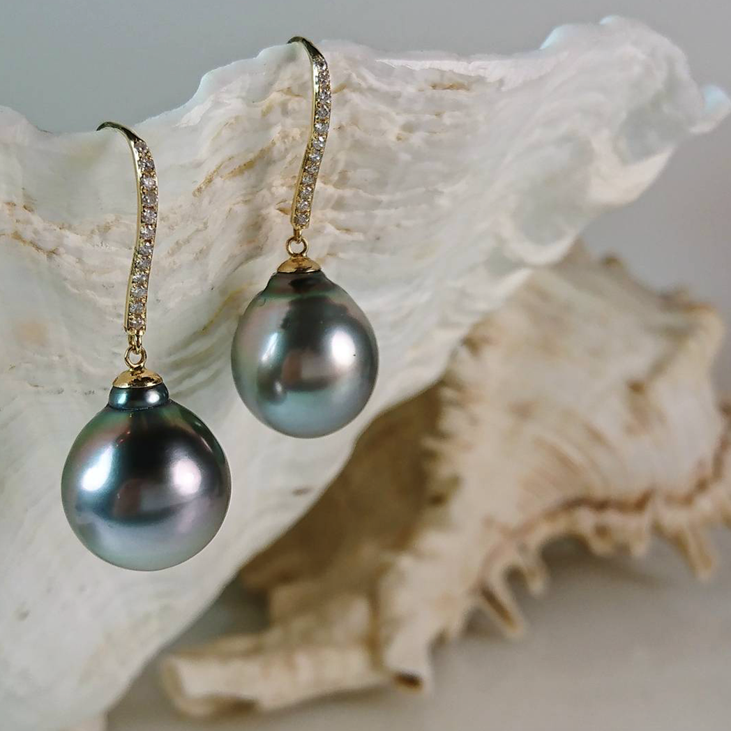 Can You Wear Pearl Earrings with a Gold Necklace?