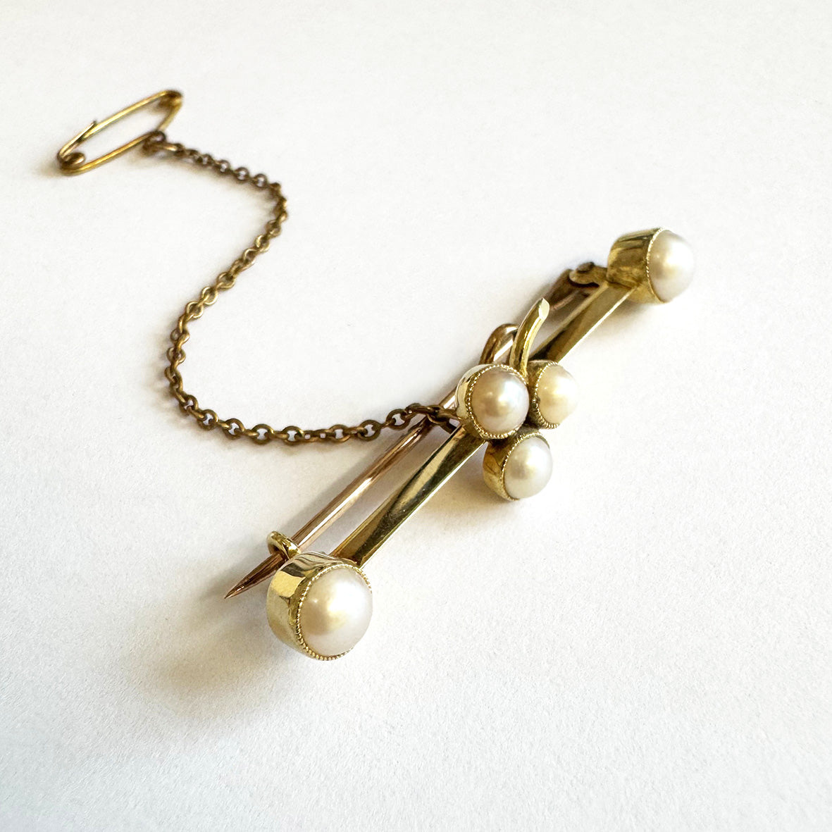 White Akoya Pearl Knife-Edge 9ct Gold Pin