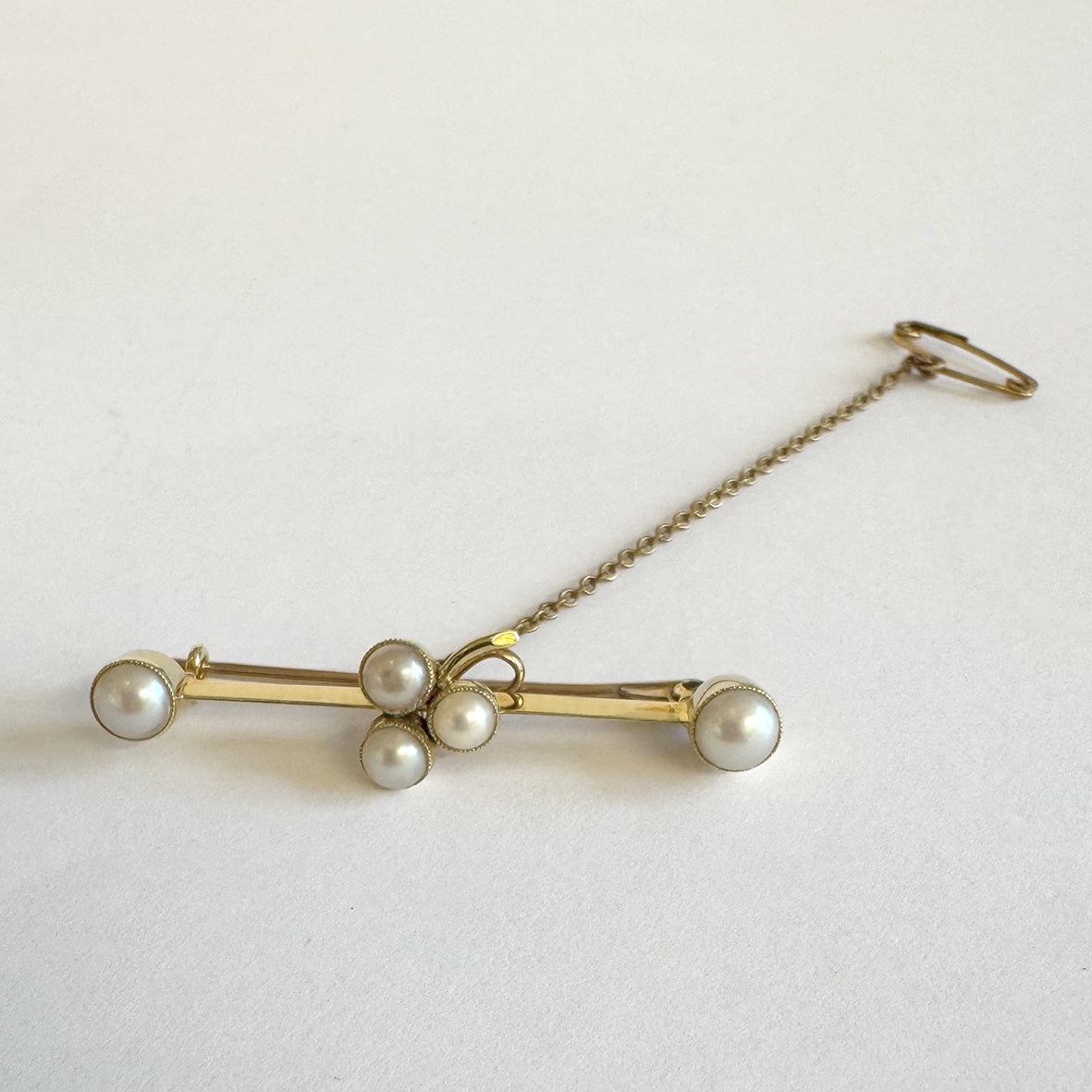 White Akoya Pearl Knife-Edge 9ct Gold Pin